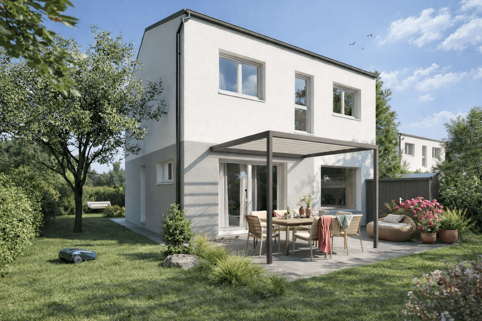 Ein modernes zweistöckiges weißes Haus mit großen Fenstern und einem Innenhof. Auf der Terrasse stehen ein Esstisch, Stühle und Pflanzen. Der Garten ist grün mit Bäumen, Blumen und einem Rasenmähroboter auf dem Gras unter blauem Himmel.
